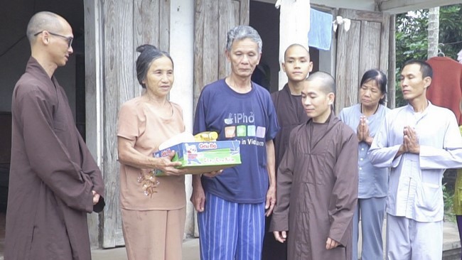 Presenting gifts to difficult families during the Buddha's Birthday in 2020 of Dong Cao Pagoda.